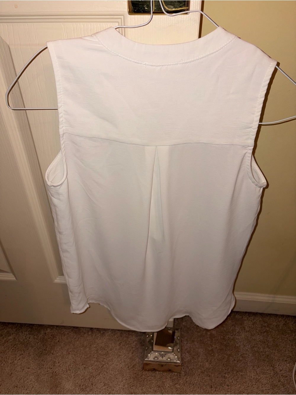 *BRAND NEW* Women’s Small Timing White Sleeveless V-Neck Blouse - Picture 3 of 5